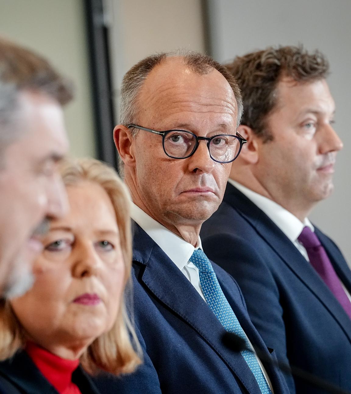 Berlin: Markus Söder (l-r), CSU-Vorsitzender und Ministerpräsident von Bayern, Bärbel Bas (SPD), Bundesministerin für Arbeit und Soziales und SPD-Parteivorsitzende, Bundeskanzler Friedrich Merz (CDU), und Lars Klingbeil (SPD), Bundesminister der Finanzen, Vizekanzler und SPD-Bundesvorsitzender, geben am Rande des Koalitionsausschusses eine Pressekonferenz