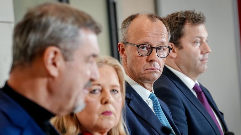 Berlin: Markus Söder (l-r), CSU-Vorsitzender und Ministerpräsident von Bayern, Bärbel Bas (SPD), Bundesministerin für Arbeit und Soziales und SPD-Parteivorsitzende, Bundeskanzler Friedrich Merz (CDU), und Lars Klingbeil (SPD), Bundesminister der Finanzen, Vizekanzler und SPD-Bundesvorsitzender, geben am Rande des Koalitionsausschusses eine Pressekonferenz