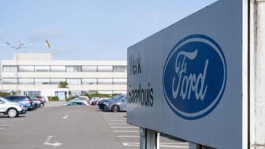 Saarland, Saarlouis: Schilder auf dem Außengelände des Ford Werks in Saarlouis.