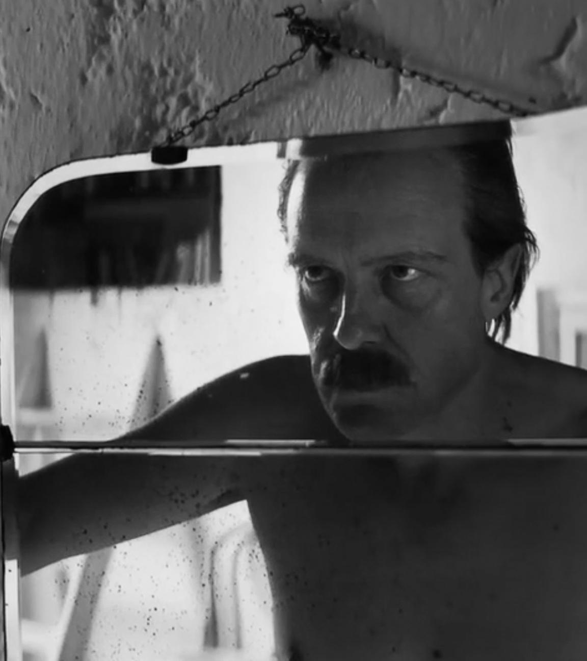 August Diehl als Josef Mengele in einer Szene des Films «Das Verschwinden des Josef Mengele» (undatierte Filmeszene). Der Film kommt am 23.10.2025 in die deutschen Kinos. (zu dpa: «Provokante Romanverfilmung: «Das Verschwinden des Josef Mengele»»)