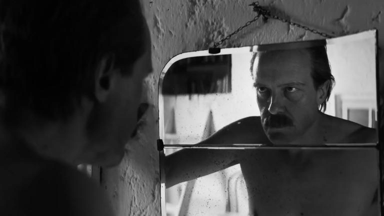 August Diehl als Josef Mengele in einer Szene des Films «Das Verschwinden des Josef Mengele» (undatierte Filmeszene). Der Film kommt am 23.10.2025 in die deutschen Kinos. (zu dpa: «Provokante Romanverfilmung: «Das Verschwinden des Josef Mengele»»)