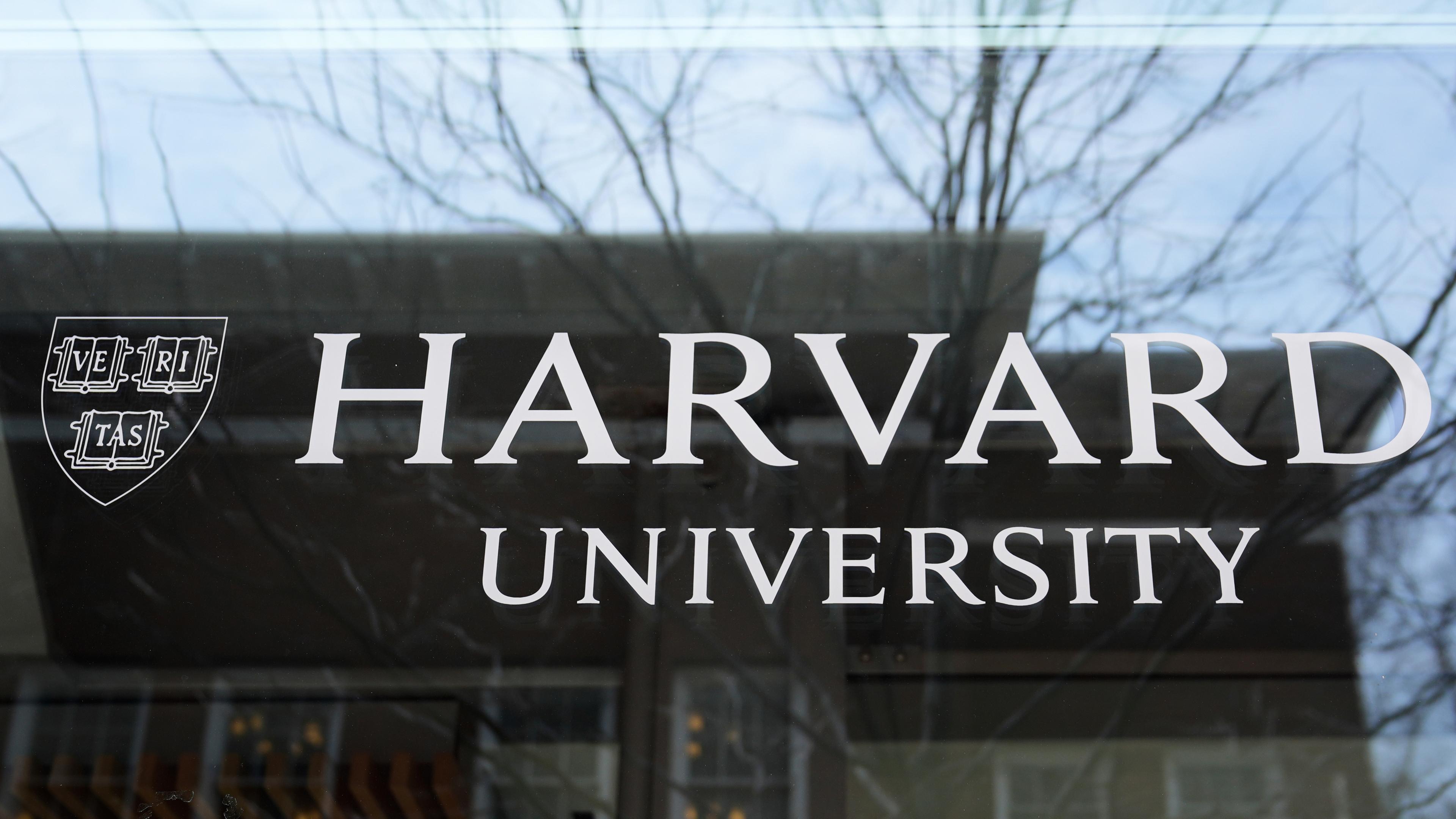 ARCHIV - 15.04.2025, USA, Cambridge: Das Logo der Harvard University prangt an einem Gebäude der Hochschule.