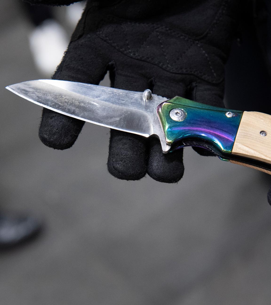 Symbolfoto: Ein Bundespolizist zeigt ein sichergestelltes Messer am Berliner Bahnhof Ostkreuz
