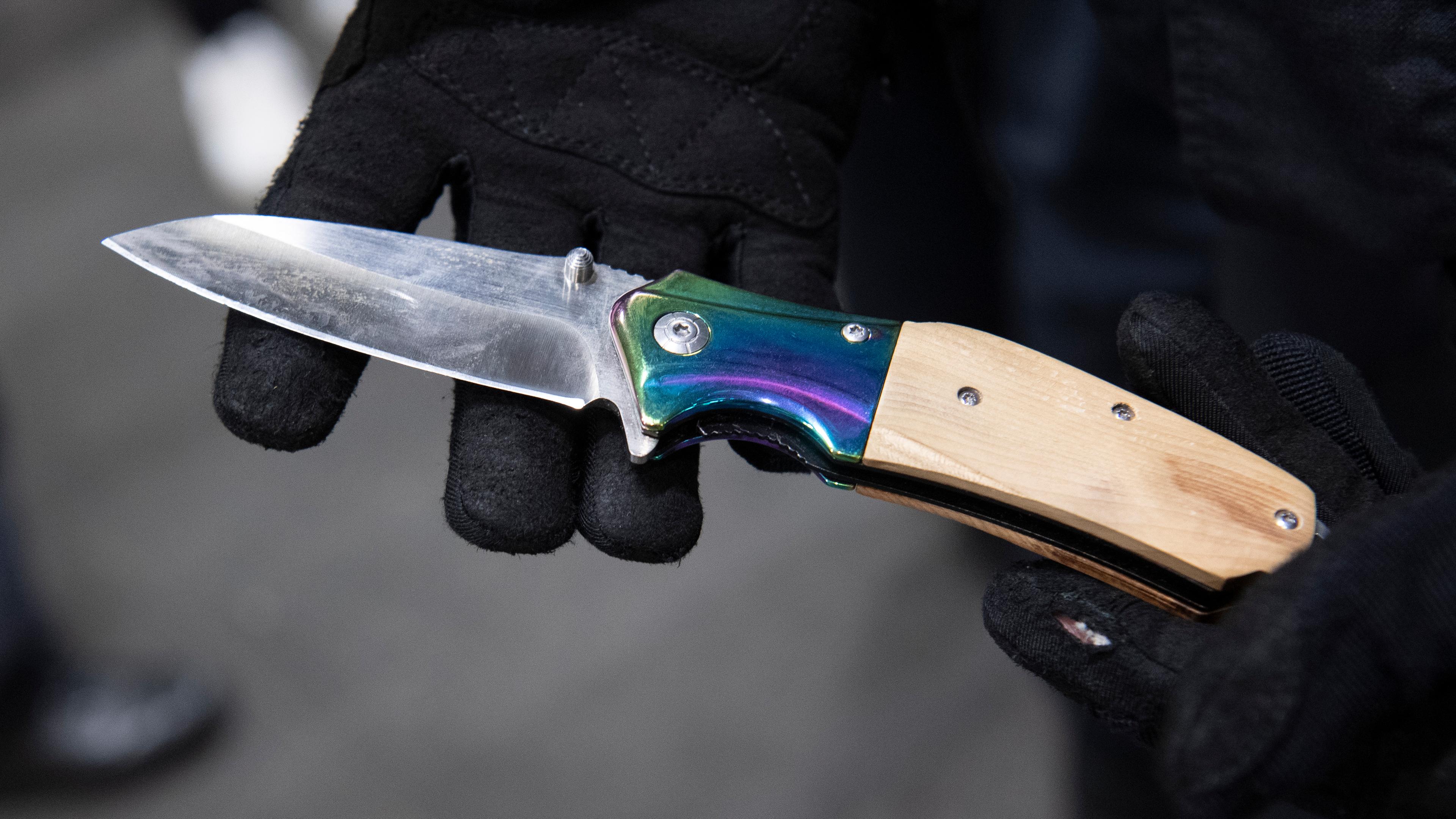 Symbolfoto: Ein Bundespolizist zeigt ein sichergestelltes Messer am Berliner Bahnhof Ostkreuz