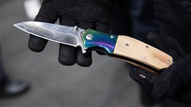 Symbolfoto: Ein Bundespolizist zeigt ein sichergestelltes Messer am Berliner Bahnhof Ostkreuz