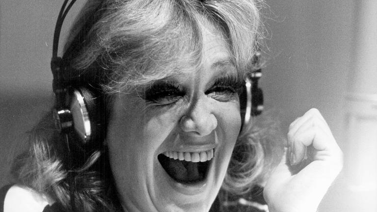 ARCHIV - 24.05.1976, Bayern, München: Hildegard Knef lacht bei einer Aufnahme im Plattenstudio in München. (zu dpa: «100 Jahre Hildegard Knef: Hier erinnert sich ihr Visagist»)