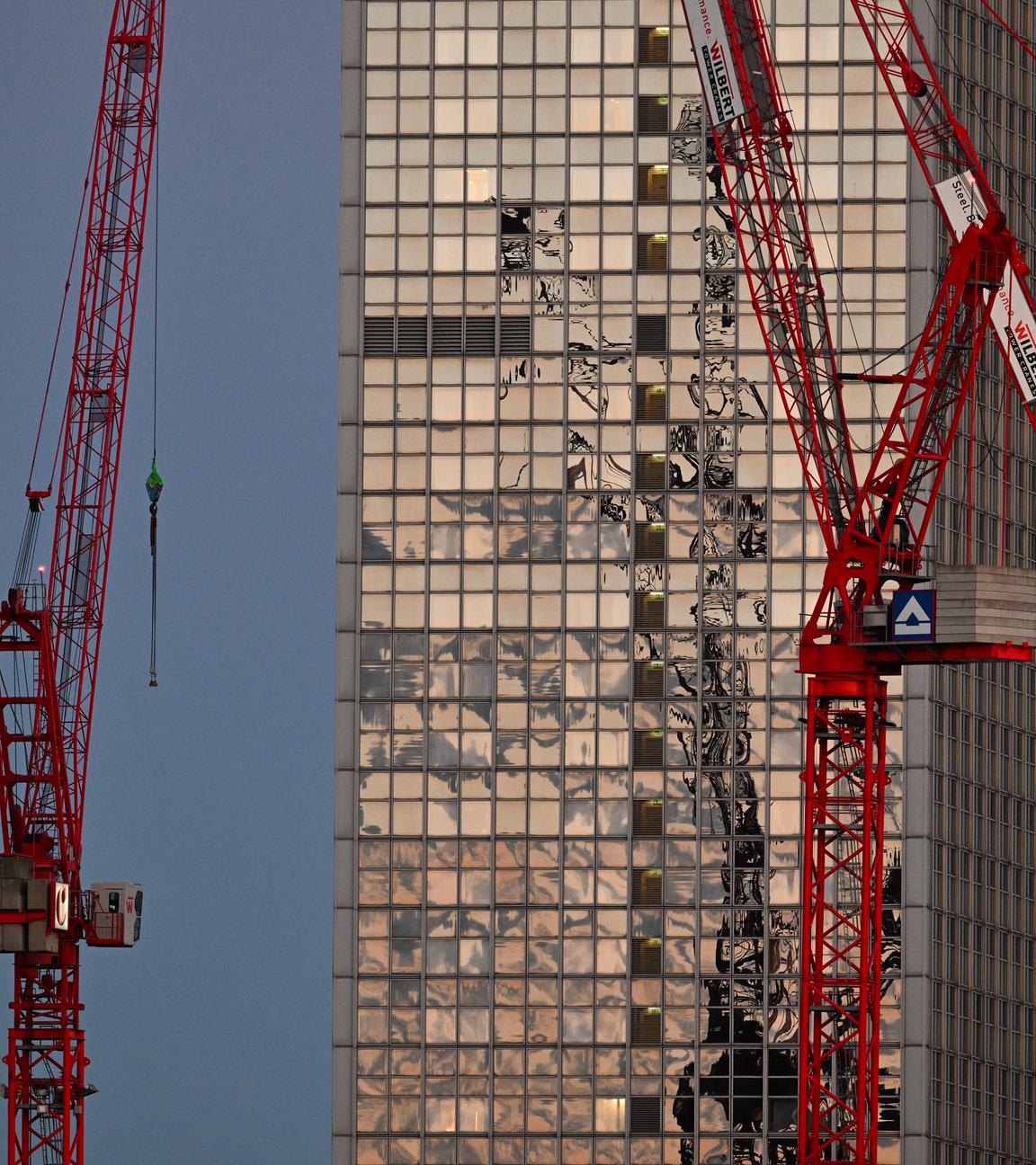 Berlin: Vier Kräne stehen auf der Baustelle Alexanderplatz vor dem Hochhaus des Hotels Radisson Park Inn