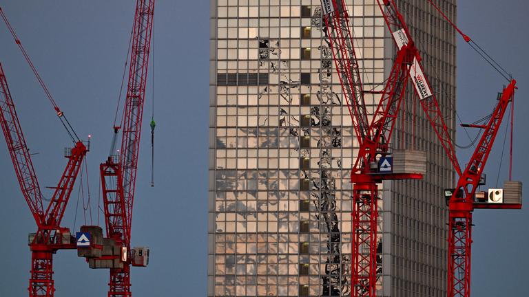Berlin: Vier Kräne stehen auf der Baustelle Alexanderplatz vor dem Hochhaus des Hotels Radisson Park Inn