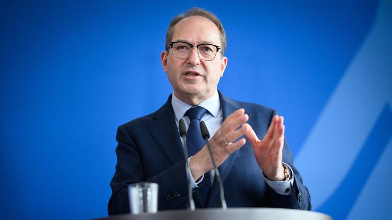 Berlin: Alexander Dobrindt (CSU), Bundesinnenminister, äußert sich bei einer Pressekonferenz nach seinem Gespräch mit dem Minister für Ausländer und Integration von Dänemark, Bek, im Bundesministerium des Innern. (zu dpa: «Dobrindt legt Gesetz zum Familiennachzug vor») 