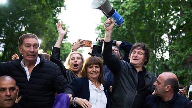 ARCHIV - 17.10.2025, Argentinien, Buenos Aires: Argentiniens Präsident Javier Milei hält ein Megaphon in der Hand, während er eine Wahlkampfveranstaltung vor den Parlamentswahlen anführt. Er wird begleitet von dem Kandidaten Diego Santilli (2.v.l), der Generalsekretärin der Präsidentschaft Karina Milei und der Sicherheitsministerin Patricia Bullrich in Tres de Febrero.