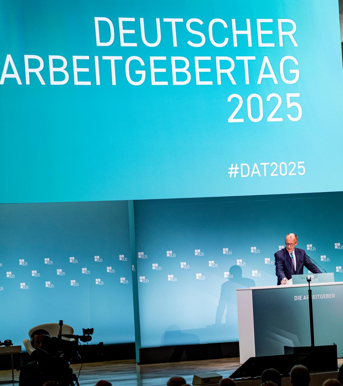  Berlin: Bundeskanzler Friedrich Merz (CDU) spricht beim Arbeitgebertag 2025.