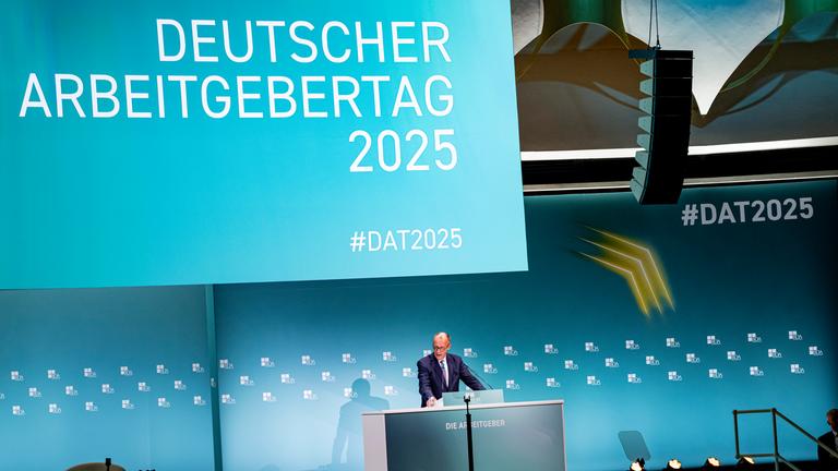  Berlin: Bundeskanzler Friedrich Merz (CDU) spricht beim Arbeitgebertag 2025.