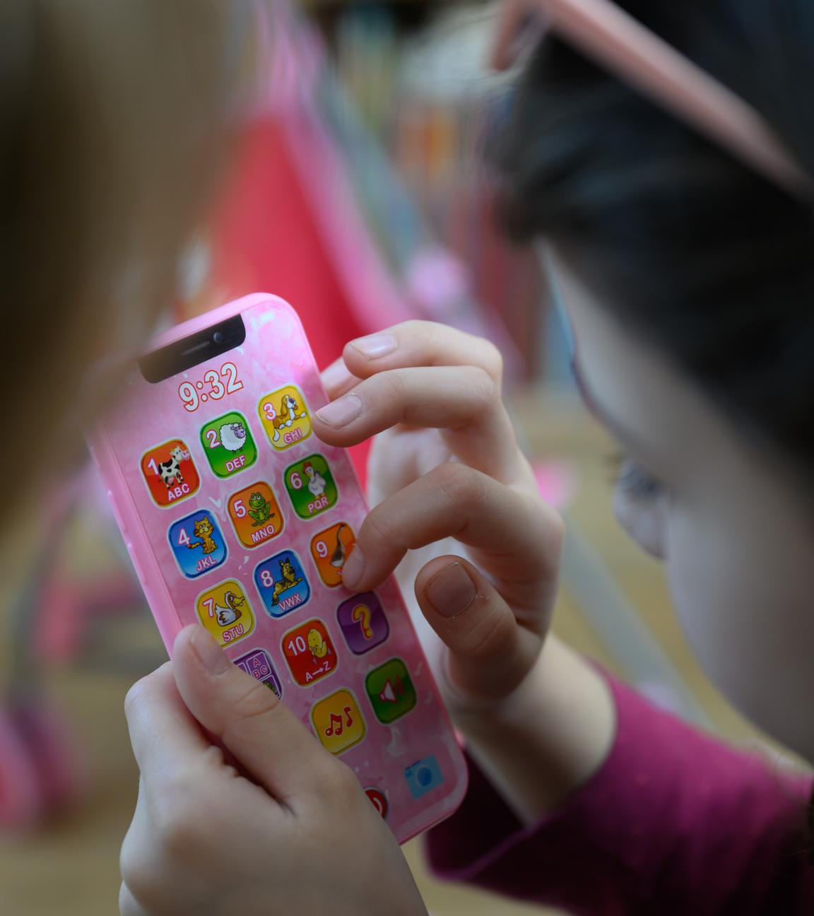 Kind mit einem Spielzeughandy