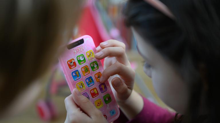 Kind mit einem Spielzeughandy