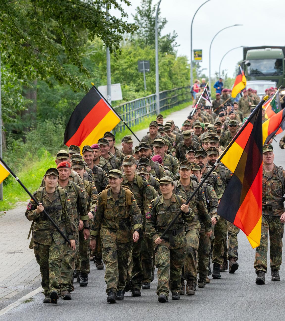 Soldaten und Reservisten aus ganz Deutschland marschieren aus Richtung Werder kommend auf der Berliner Chaussee in Richtung Potsdam. 