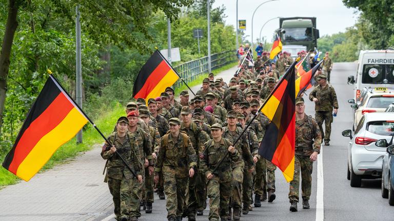 Soldaten und Reservisten aus ganz Deutschland marschieren aus Richtung Werder kommend auf der Berliner Chaussee in Richtung Potsdam. 