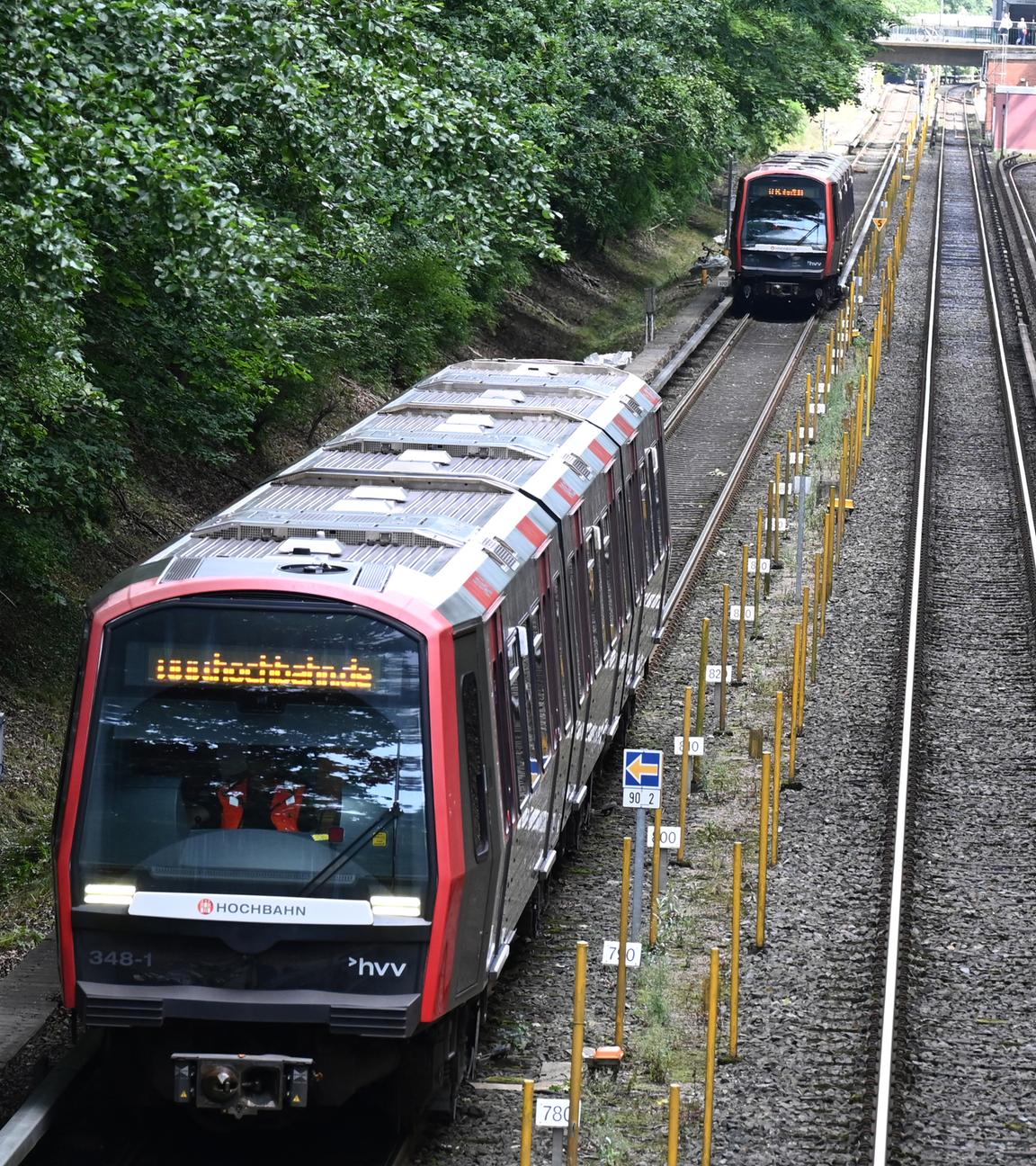28.07.2025, Hamburg: Zwei U-Bahnen der Hochbahn fahren bei einer Probefahrt im Hamburger Stadtteil Farmsen-Berne in dichtem Abstand über die Gleise. Erstmals in Deutschland wird eine U-Bahn nicht mehr in starren, fest definierten Sicherheitsabständen fahren, sondern je nach Geschwindigkeit die Sicherheitsabstände anpassen.