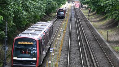 28.07.2025, Hamburg: Zwei U-Bahnen der Hochbahn fahren bei einer Probefahrt im Hamburger Stadtteil Farmsen-Berne in dichtem Abstand über die Gleise. Erstmals in Deutschland wird eine U-Bahn nicht mehr in starren, fest definierten Sicherheitsabständen fahren, sondern je nach Geschwindigkeit die Sicherheitsabstände anpassen.