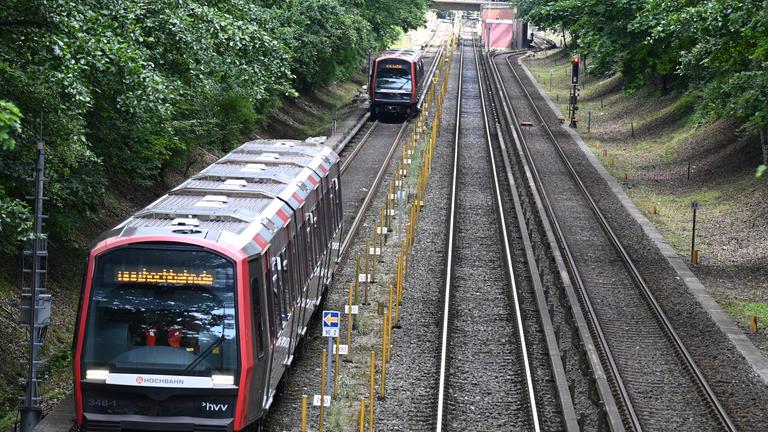 28.07.2025, Hamburg: Zwei U-Bahnen der Hochbahn fahren bei einer Probefahrt im Hamburger Stadtteil Farmsen-Berne in dichtem Abstand über die Gleise. Erstmals in Deutschland wird eine U-Bahn nicht mehr in starren, fest definierten Sicherheitsabständen fahren, sondern je nach Geschwindigkeit die Sicherheitsabstände anpassen.