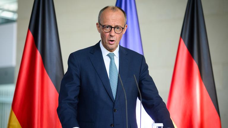 28.07.2025, Berlin: Bundeskanzler Friedrich Merz (CDU) kommt zu einer Pressekonferenz nach der Sitzung des Sicherheitskabinetts zu den Konflikten im Nahen Osten im Bundeskanzleramt.