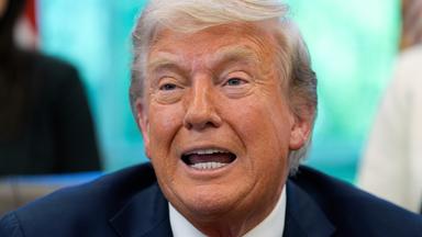  US-Präsident Donald Trump spricht mit Reportern nach der Unterzeichnung von Durchführungsverordnungen im Oval Office des Weißen Hauses in Washington.