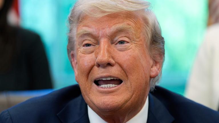  US-Präsident Donald Trump spricht mit Reportern nach der Unterzeichnung von Durchführungsverordnungen im Oval Office des Weißen Hauses in Washington.