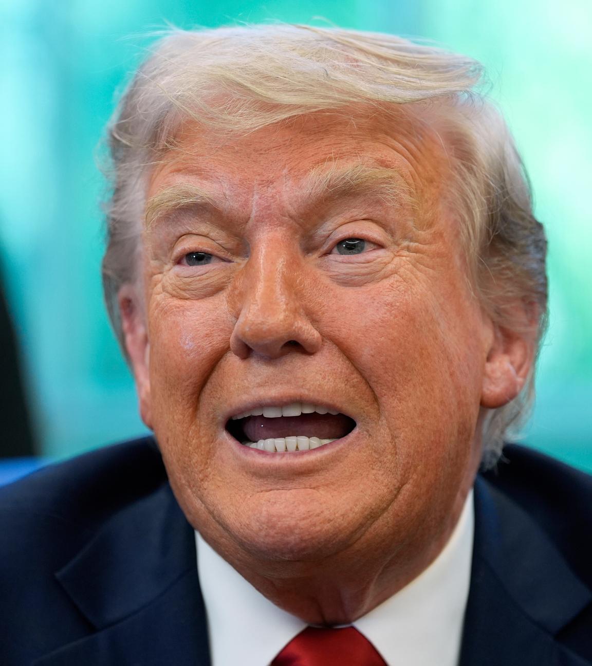  USA, Washington: US-Präsident Donald Trump spricht mit Reportern nach der Unterzeichnung von Durchführungsverordnungen im Oval Office des Weißen Hauses in Washington.