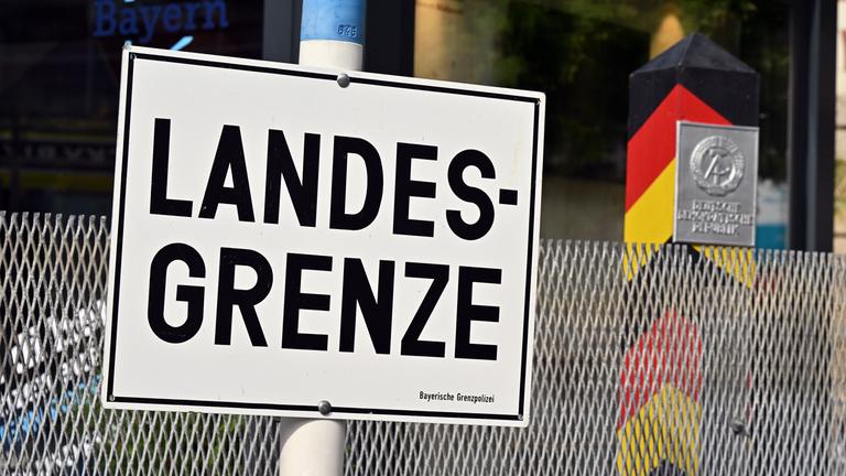 Schild mit dem Schriftzug : Landesgrenze 