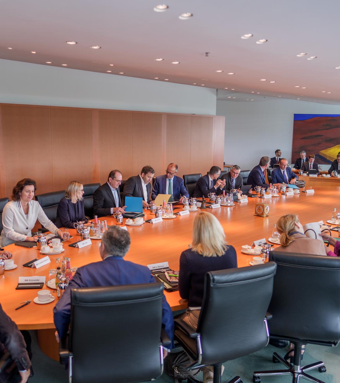 Berlin: Bundeskanzler Friedrich Merz (CDU) sitzt neben Lars Klingbeil (SPD), Bundesminister der Finanzen, zu Beginn einer Sitzung des Bundeskabinetts im Kanzleramt.