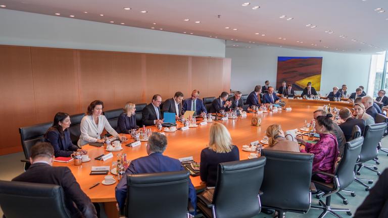 Berlin: Bundeskanzler Friedrich Merz (CDU) sitzt neben Lars Klingbeil (SPD), Bundesminister der Finanzen, zu Beginn einer Sitzung des Bundeskabinetts im Kanzleramt.