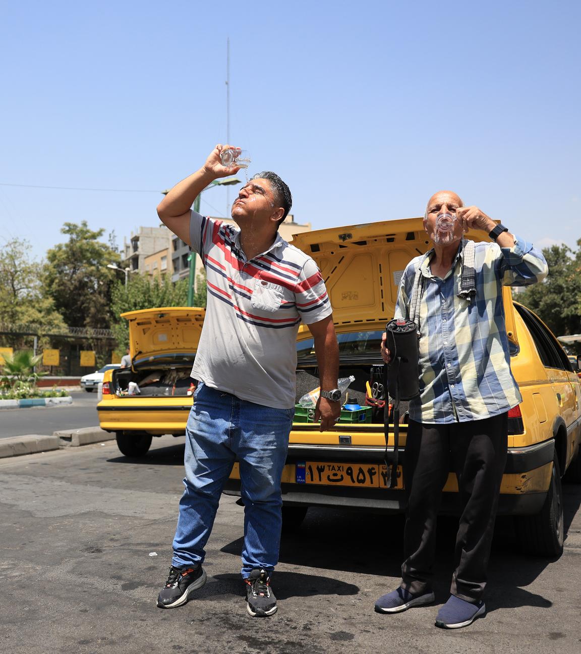  Zwei Taxifahrer erfrischen sich während einer Hitzewelle in der iranischen Hauptstadt. Die Millionenmetropole steht vor einer Wasserkrise. 