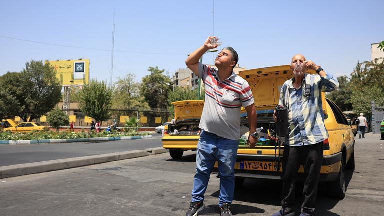  Zwei Taxifahrer erfrischen sich während einer Hitzewelle in der iranischen Hauptstadt. Die Millionenmetropole steht vor einer Wasserkrise. 