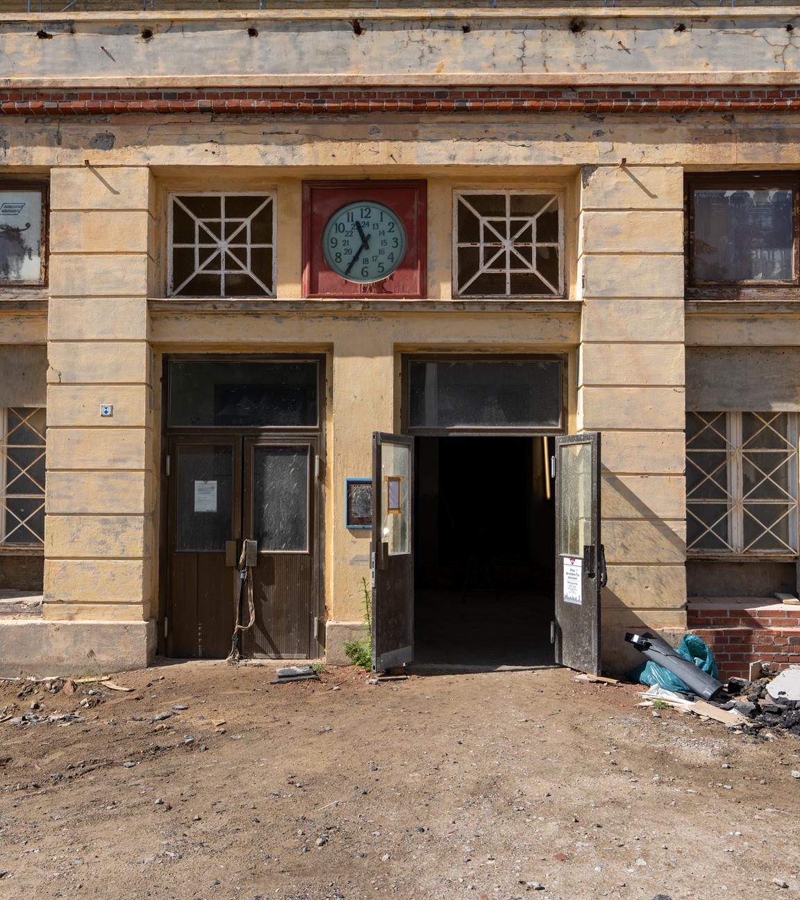 ARCHIV - 28.05.2025, Brandenburg, Wittenberge: Der seitliche Eingang des Bahnhofs Wittenberge, aufgenommen vor Beginn der ersten Diskussionsveranstaltung zur Umgestaltung des Bahnhofs.