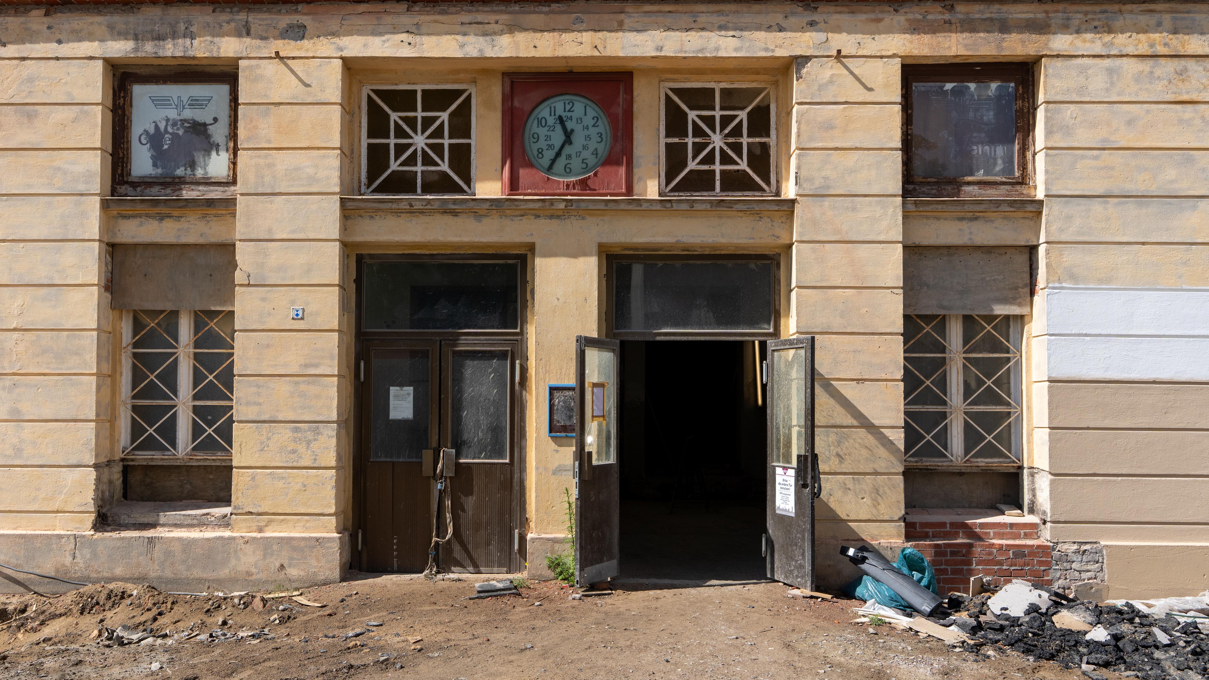 ARCHIV - 28.05.2025, Brandenburg, Wittenberge: Der seitliche Eingang des Bahnhofs Wittenberge, aufgenommen vor Beginn der ersten Diskussionsveranstaltung zur Umgestaltung des Bahnhofs.