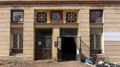 ARCHIV - 28.05.2025, Brandenburg, Wittenberge: Der seitliche Eingang des Bahnhofs Wittenberge, aufgenommen vor Beginn der ersten Diskussionsveranstaltung zur Umgestaltung des Bahnhofs.
