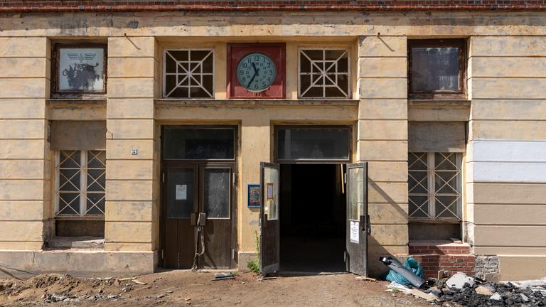 ARCHIV - 28.05.2025, Brandenburg, Wittenberge: Der seitliche Eingang des Bahnhofs Wittenberge, aufgenommen vor Beginn der ersten Diskussionsveranstaltung zur Umgestaltung des Bahnhofs.