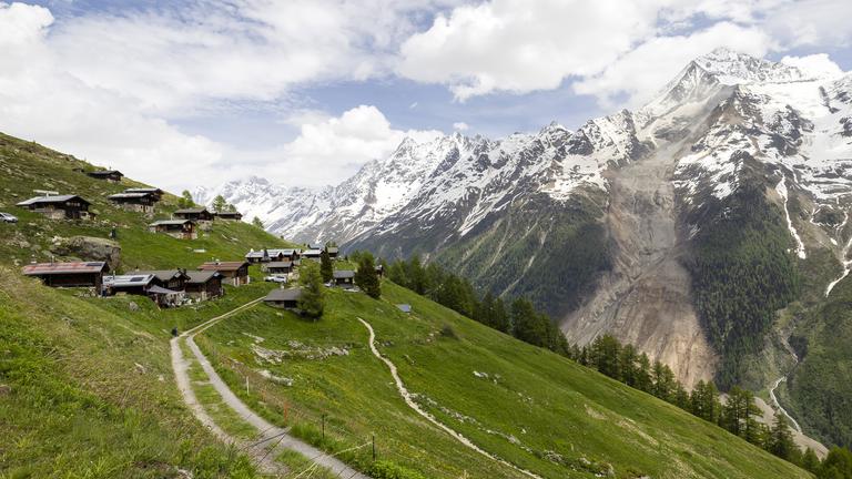 Ein Blick auf das Kleine Nesthorn zeigt die Spuren der Felsen die oberhalb des Dorfes Blatten abbrachen und ins Tal rutschten am 01.06.2025
