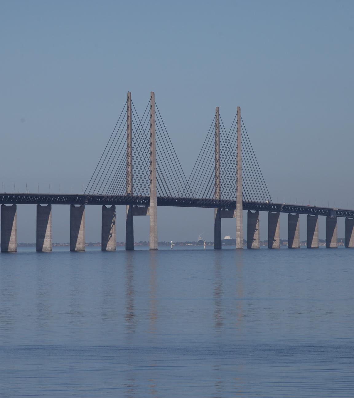 Blick auf die Öresundbrücke in der Morgensonne.