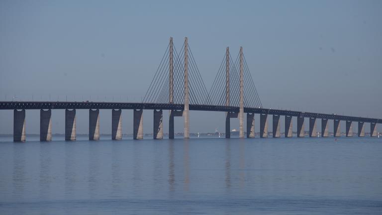 Blick auf die Öresundbrücke in der Morgensonne.