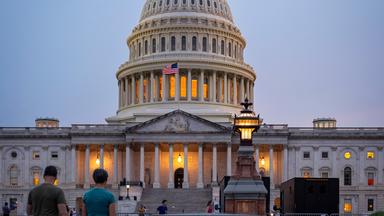 USA, Washington: Das Kapitol ist in der Abenddämmerung zu sehen.