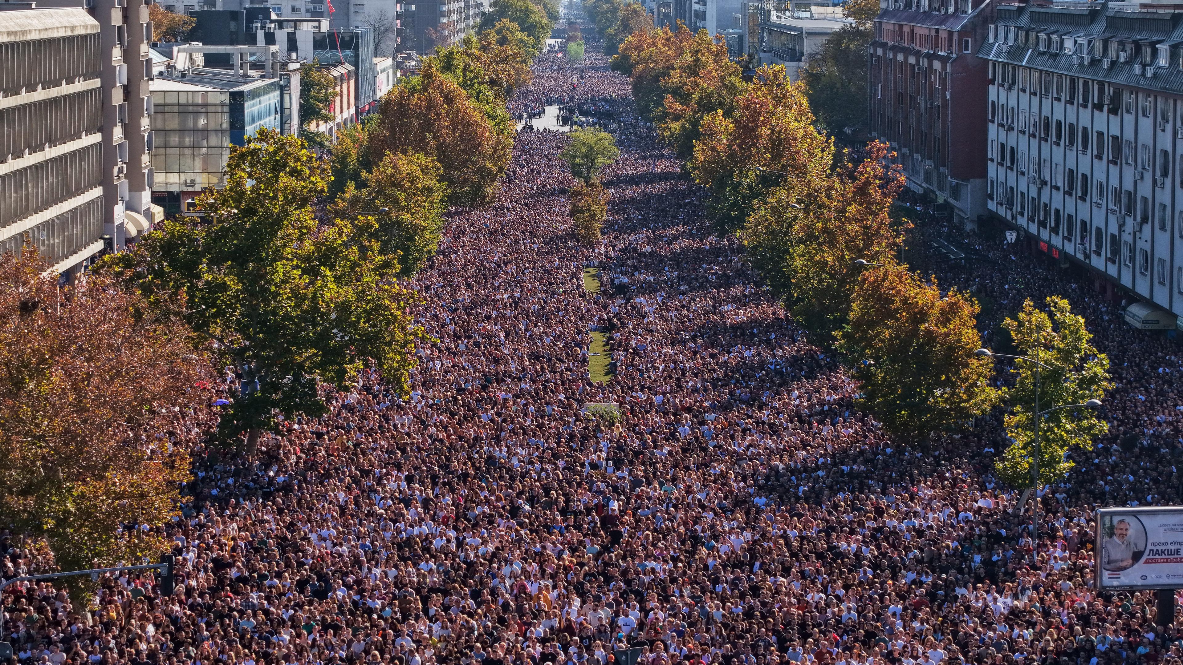 Menschen füllen die Straßen in der Nähe des Bahnhofs am ersten Jahrestag der Bahnhofskatastrophe in Novi Sad.