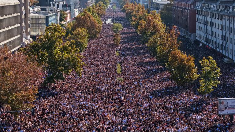 Menschen füllen die Straßen in der Nähe des Bahnhofs am ersten Jahrestag der Bahnhofskatastrophe in Novi Sad.