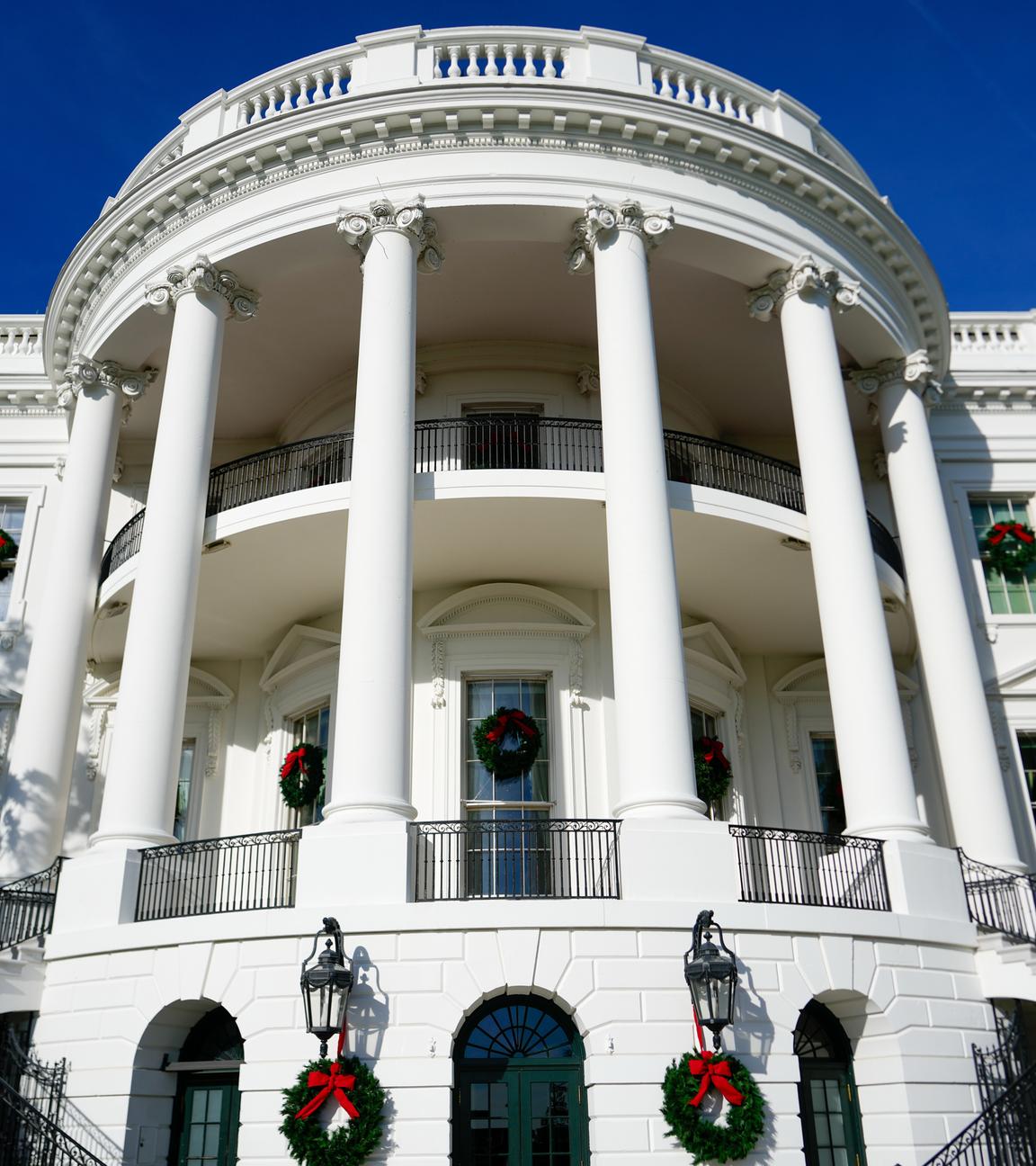  USA, Washington: Weihnachtskränze schmücken die Fassade des Weißen Hauses.