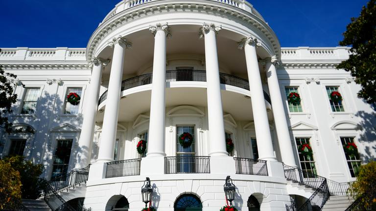  USA, Washington: Weihnachtskränze schmücken die Fassade des Weißen Hauses.