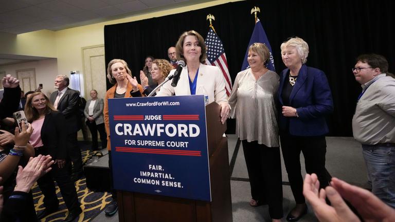 01.04.2025, USA, Madison: Die Kandidatin für den Obersten Gerichtshof von Wisconsin, Susan Crawford, spricht während ihrer Wahlparty nach dem Wahlsieg.