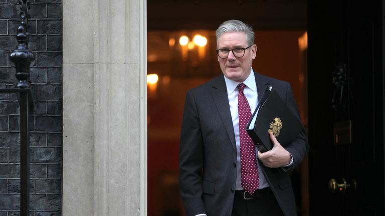 Der britische Premier Sir Keir Starmer verlässt Downing Street 10, um im Unterhaus eine Erklärung zum Ukraine-Gipfel abzugeben.