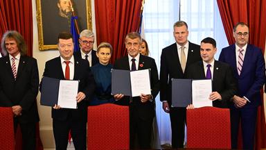 Tschechien, Prag: Andrej Babis (M), tschechischer Milliardär und Gründer der Partei ANO, stellt mit den Vorsitzenden der ultrarechten Freiheit und direkte Demokratie (SPD) und der Autofahrerpartei Motoristen einen Koalitionsvertrag nach der Unterzeichnung in der tschechischen Hauptstadt vor.