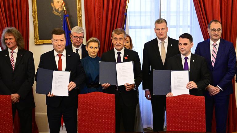 Tschechien, Prag: Andrej Babis (M), tschechischer Milliardär und Gründer der Partei ANO, stellt mit den Vorsitzenden der ultrarechten Freiheit und direkte Demokratie (SPD) und der Autofahrerpartei Motoristen einen Koalitionsvertrag nach der Unterzeichnung in der tschechischen Hauptstadt vor.