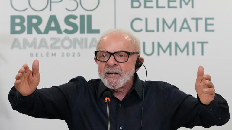 04.11.2025, Brasilien, Belem: Brasiliens Präsident Luiz Inacio Lula da Silva spricht während eines Interviews mit ausländischen Medien im Vorfeld der internationalen Weltklimakonferenz COP30 in Belem