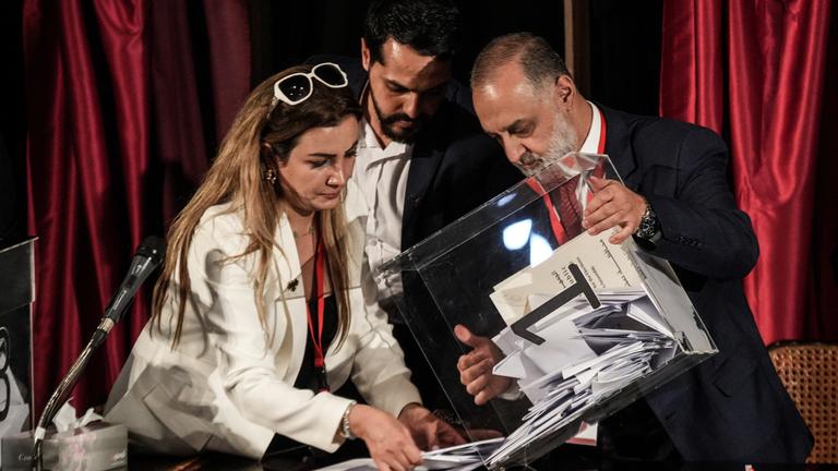 Syrien, Damaskus: Beamte zählen nach den Parlamentswahlen in Syrien die Stimmen in der Nationalbibliothek in Damaskus aus. Unter Ausschluss einzelner Regionen hat in Syrien die erste Parlamentswahl seit dem Sturz von Langzeitmachthaber al-Assad stattgefunden.